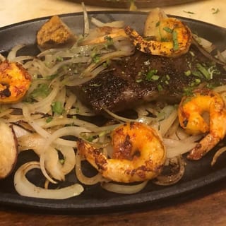 Carne Azada con Camarones